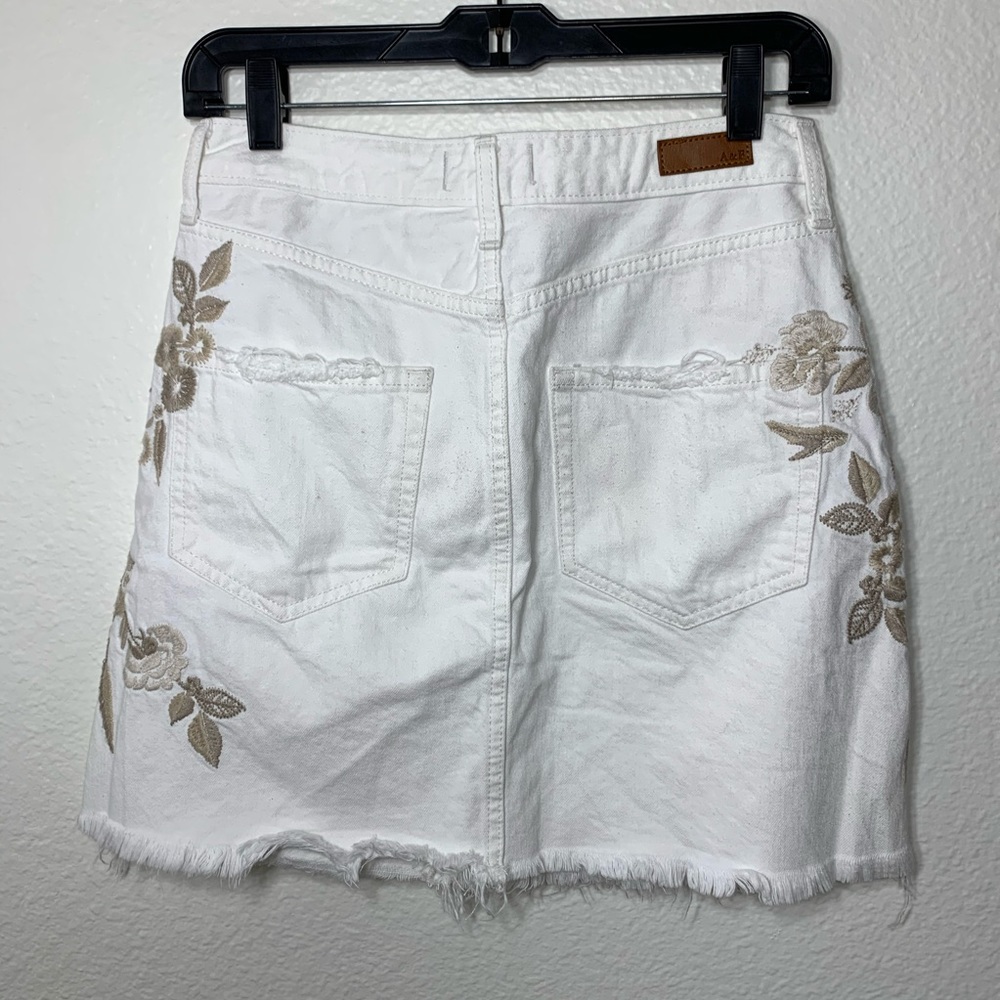 WHITE DENIM SKIRT WITH NUDE/LIGHT BROWN FLOWERS - Picture 2 of 4